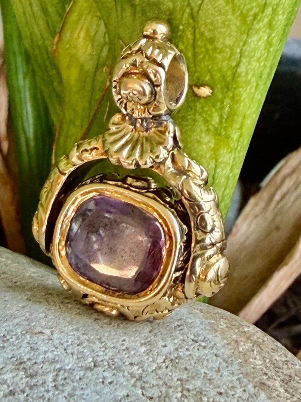 15 karat gold and amethyst, spinner, charm or pendant